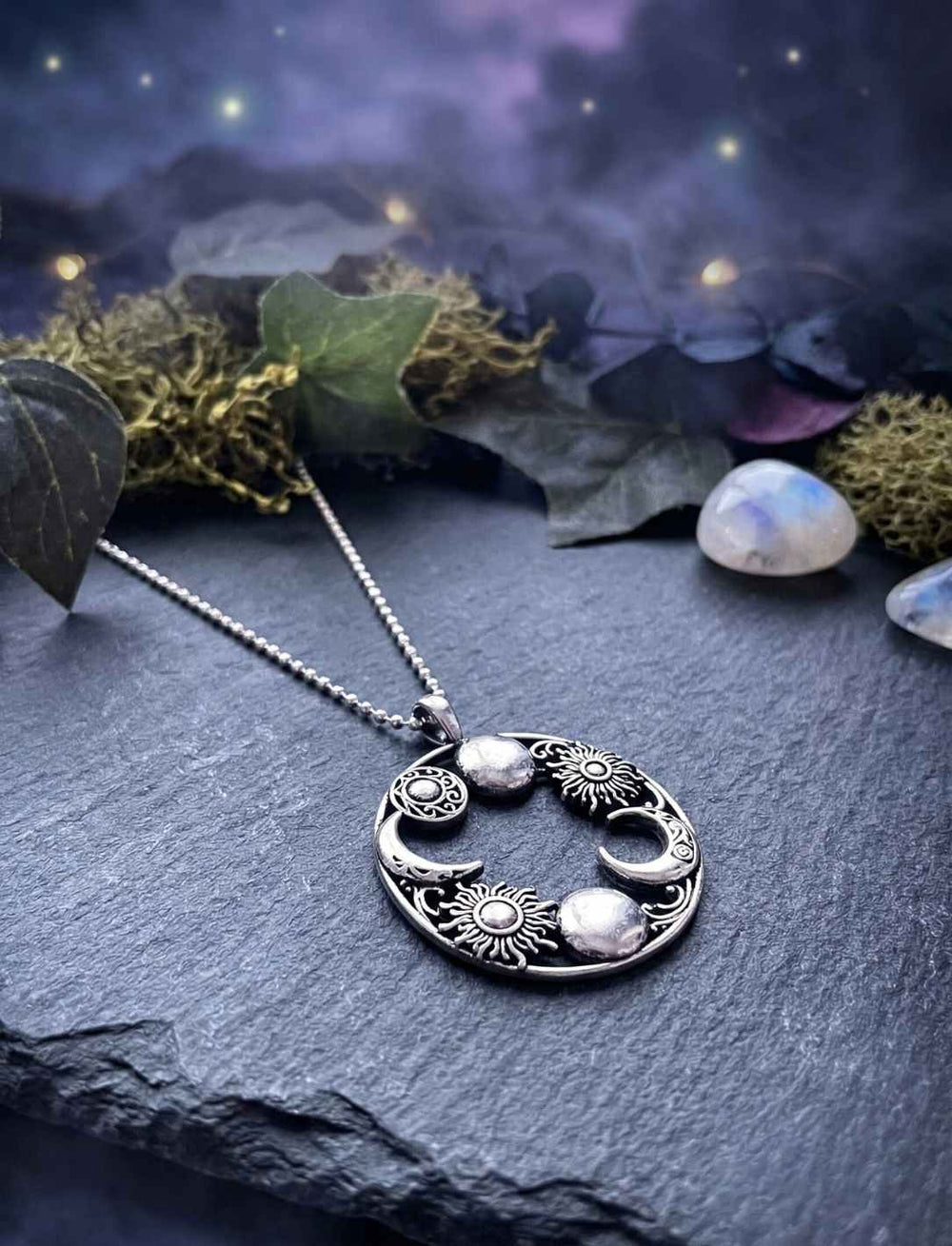 Silberanhänger mit Sonne und Mond mit mystischem Hintergrund und silberner Kugelkette – Symbol für kosmisches Gleichgewicht