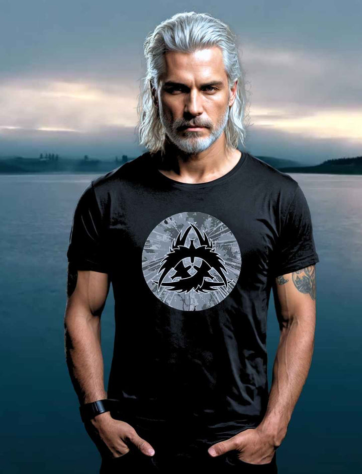 Mann trägt The Raven Clan Unisex organic T-Shirt in Schwarz.