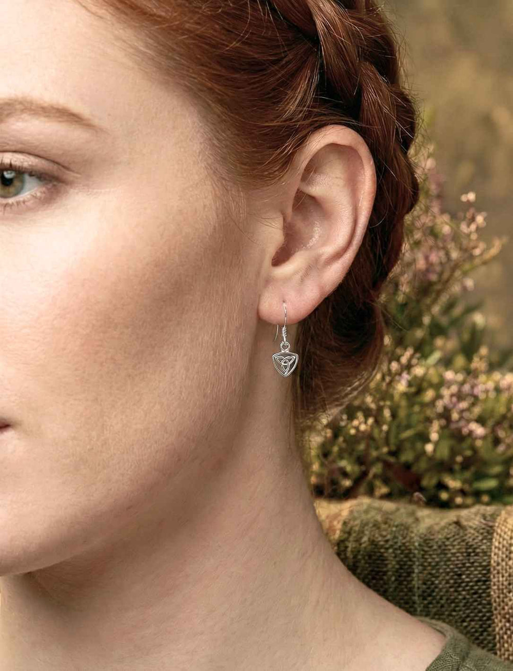 The Quiet Knot Triquetra Ohrhänger aus 925 Sterling Silber getragen am Ohr