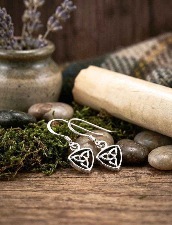 Silber Ohrhänger mit keltischer Triquetra im ruhigen Naturstillleben