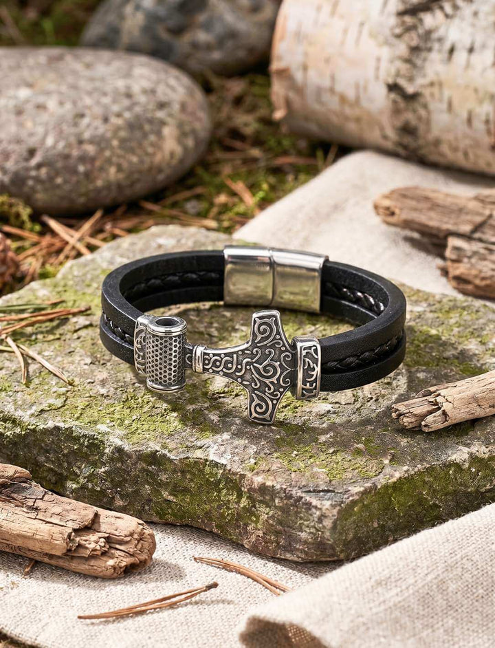 Thor’s Schwur Lederarmband mit Mjölnir-Anhänger auf natürlicher Holz- und Steinfläche