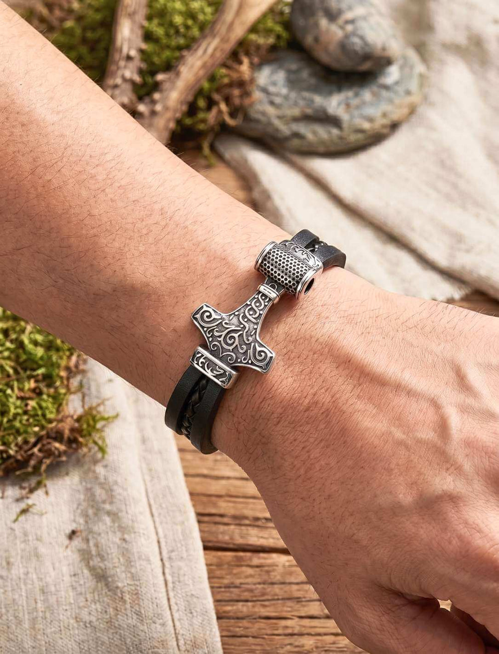     Lederarmband mit Mjölnir-Anhänger „Thor’s Schwur“ am Handgelenk getragen