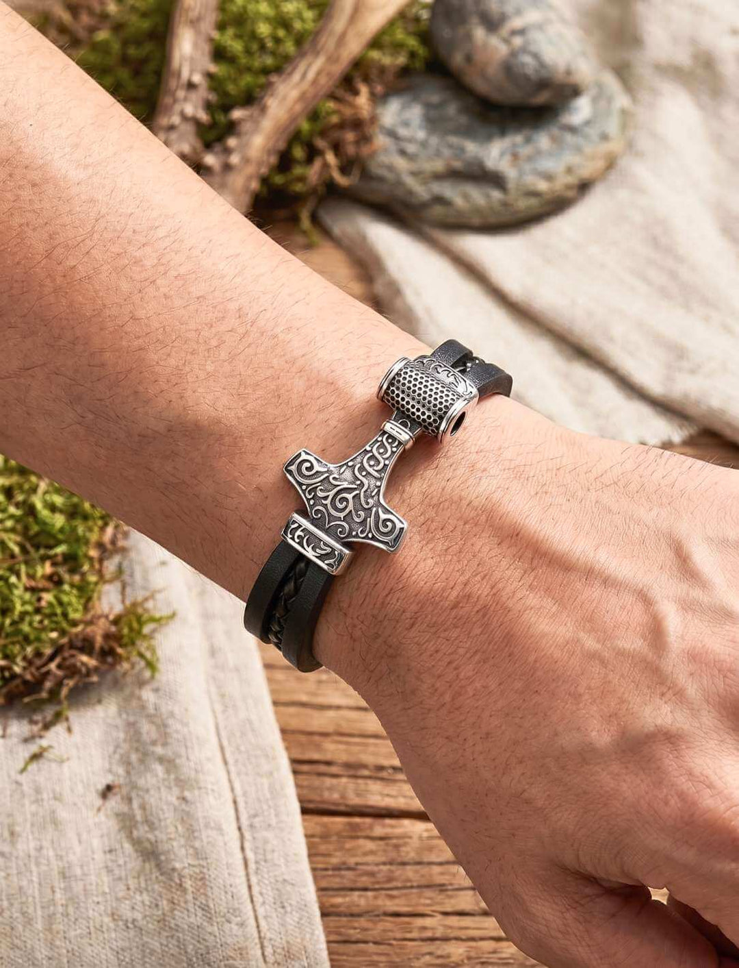     Lederarmband mit Mjölnir-Anhänger „Thor’s Schwur“ am Handgelenk getragen