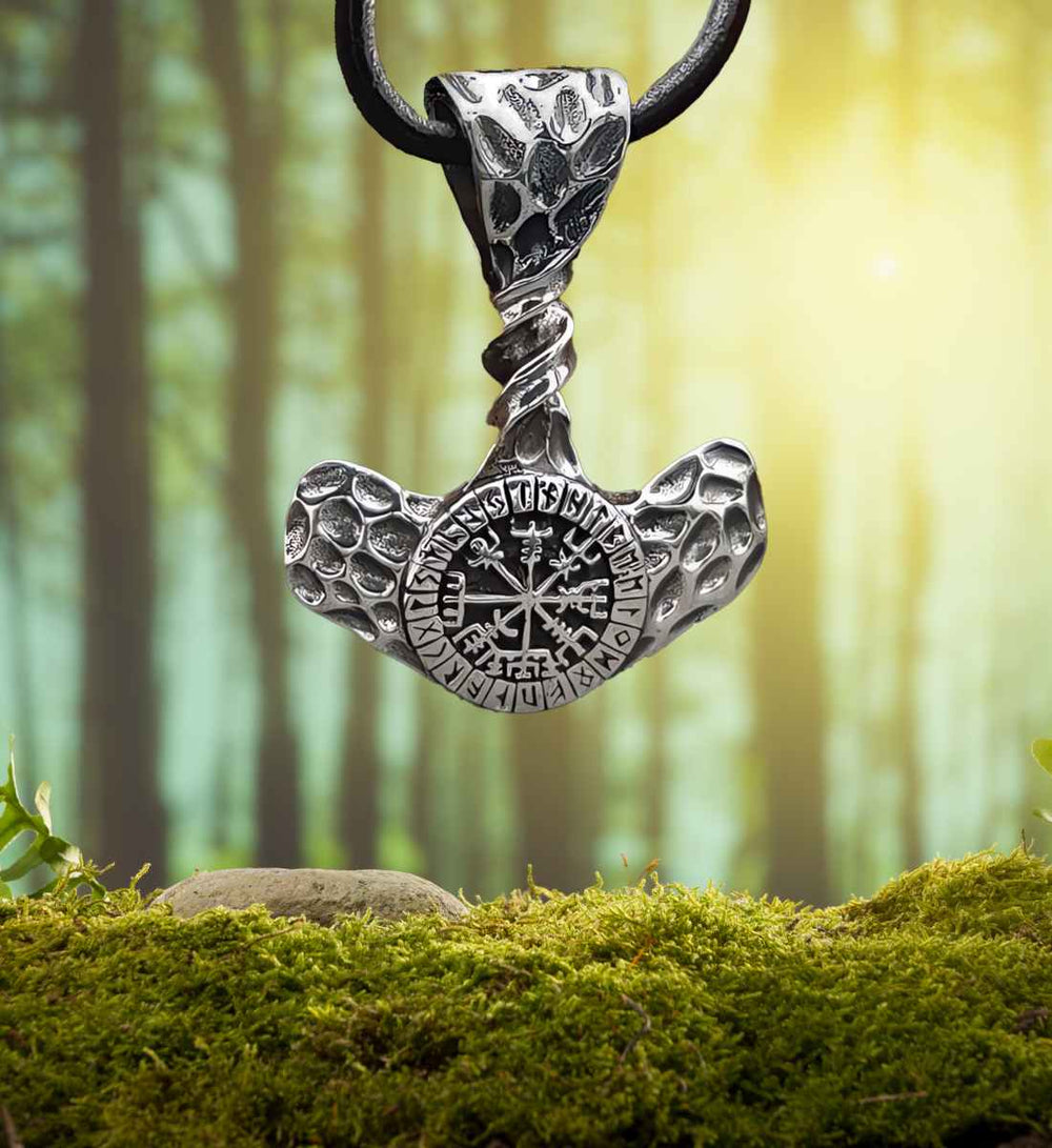 Thors Vegvísir Medaillon aus 925 Sterling Silber, präsentiert auf einem Wald- und Moos-Hintergrund - Runental.de