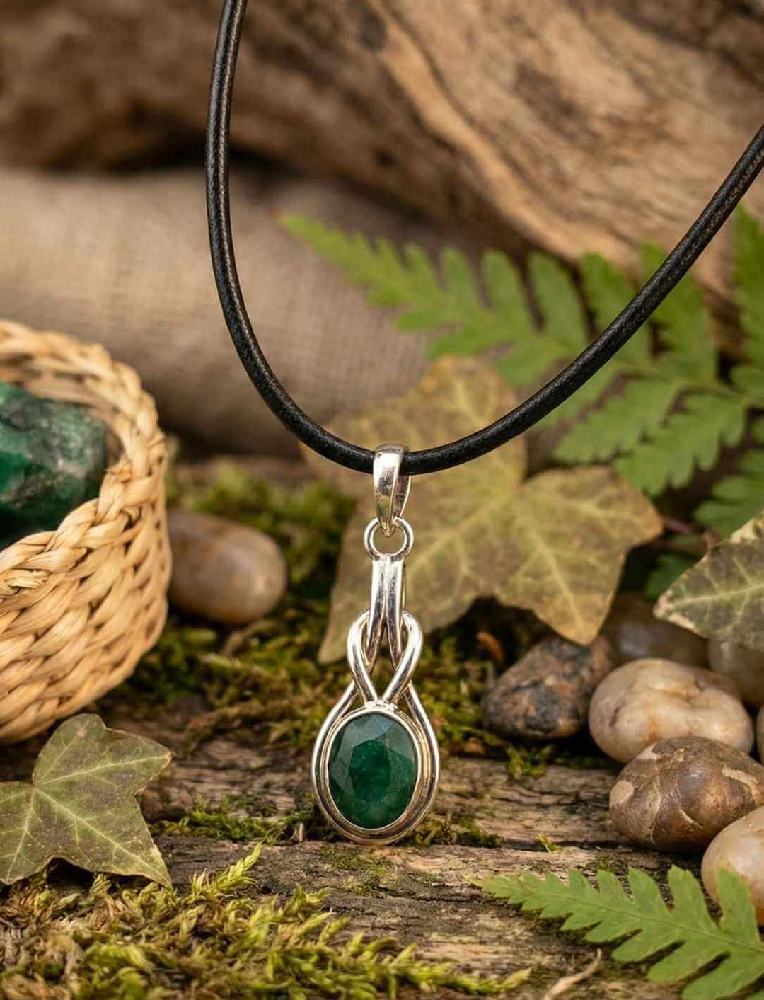 Silberanhänger Tir na Lia, mit dunkelgrünem smaragdfarbenem Schmuckstein mit feiner Lederkette.