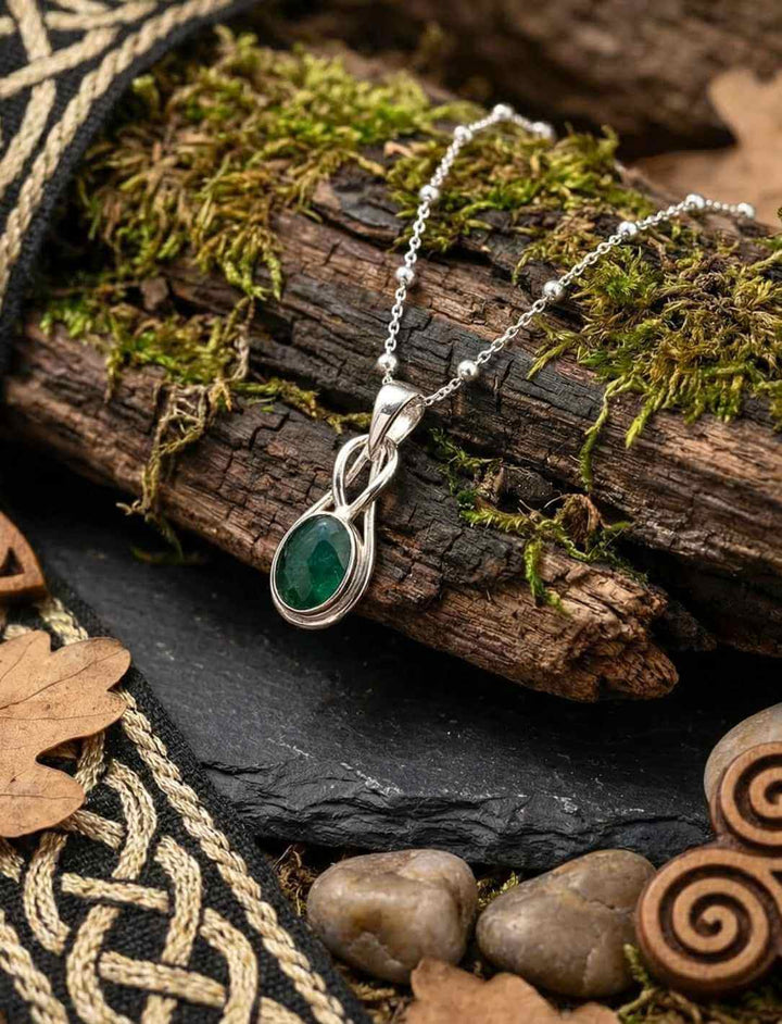 Silberanhänger Tir na Lia, mit dunkelgrünem smaragdfarbenem Schmuckstein mit Silberkette.