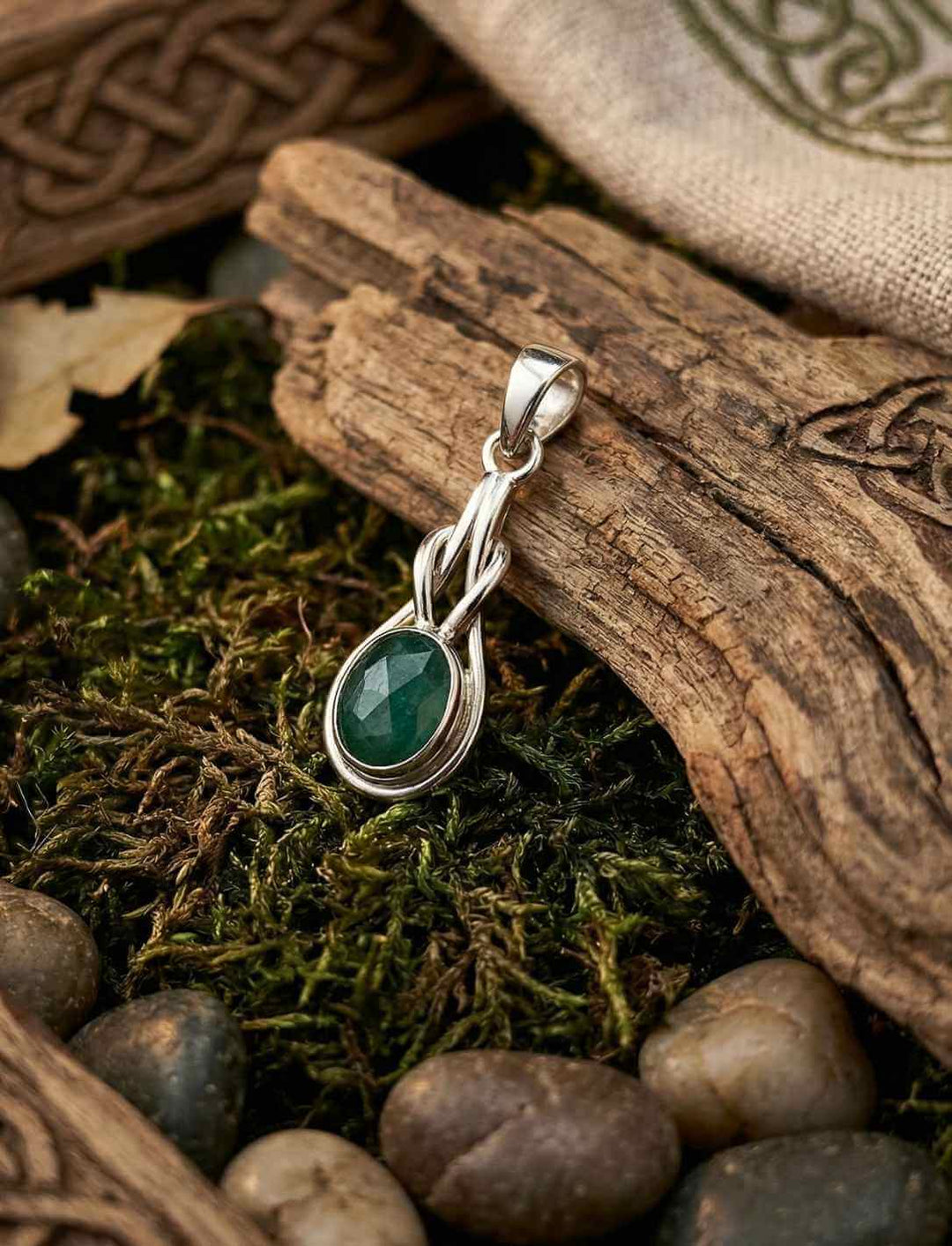 Silberanhänger Tir na Lia, mit dunkelgrünem smaragdfarbenem Schmuckstein in Holz/Moos Dekoration.