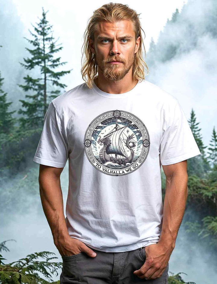 Männliches Model trägt ein Unisex Organic Shirt in Weiß mit dem Design ‘To Valhalla We Go’ – stilvolles Wikinger-Drachenboot-Design, inspiriert von nordischen Legenden und der Reise nach Walhalla.