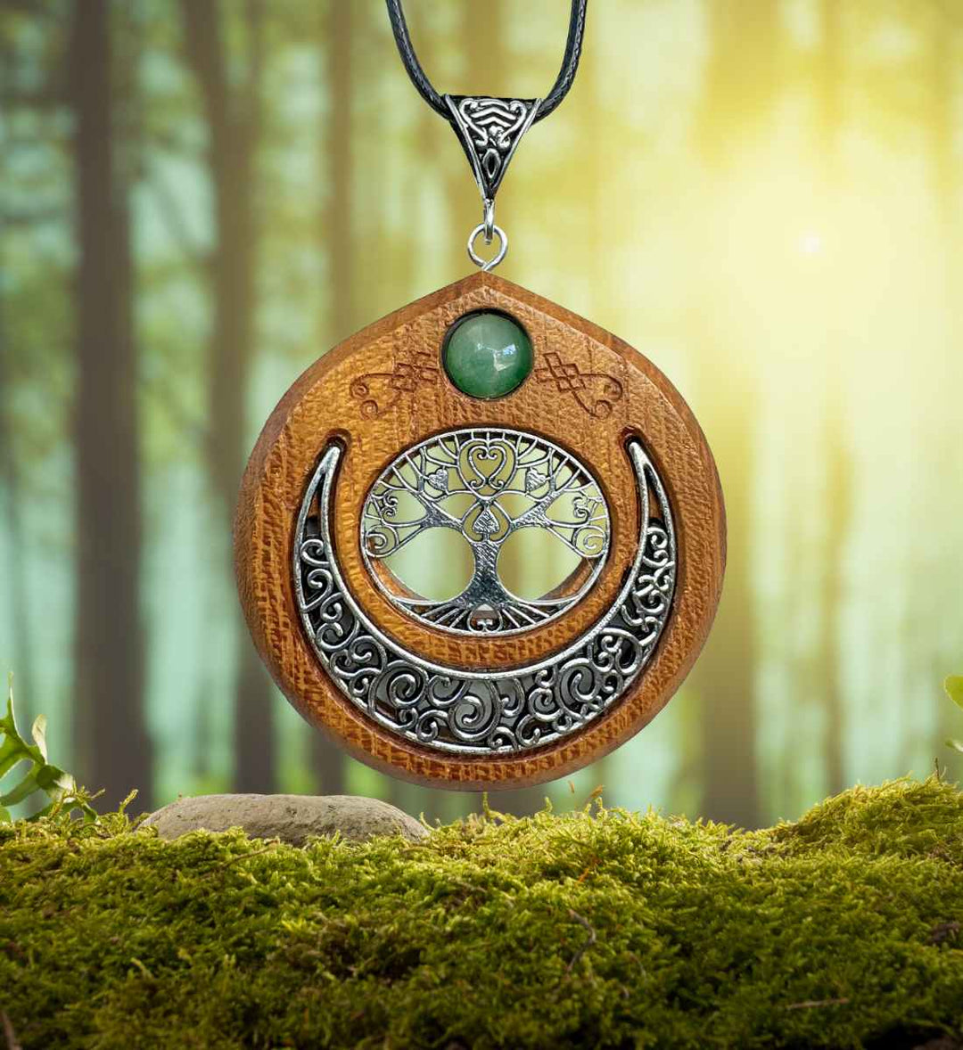 Keltische Lebensbaum Halskette mit Aventurin Perle präsentiert vor einem natürlichen Hintergrund aus Wald und Moos