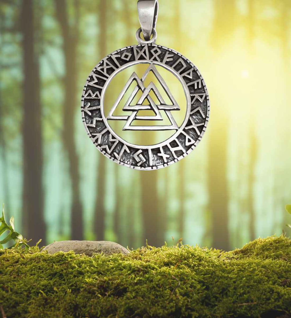 Triaden des Wotans – Valknut Anhänger aus 925 Sterling Silber auf Wald/Moos Hintergrund