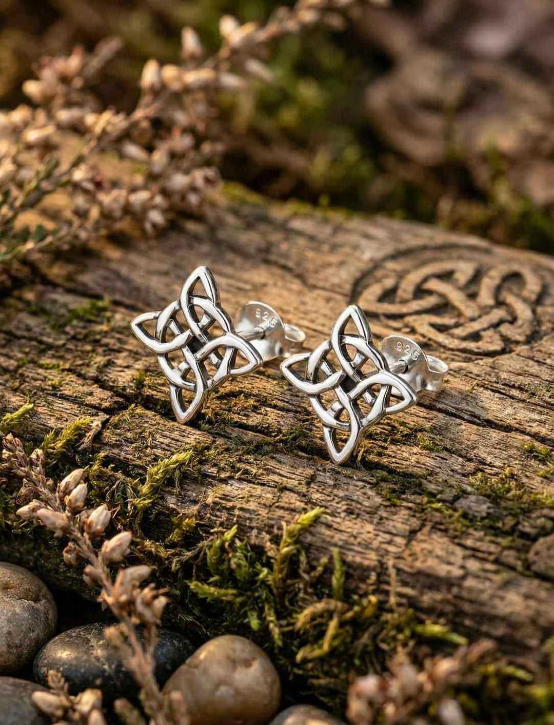 Keltische Triquetra Ohrstecker aus Silber im Naturdetail auf Holz und Moos