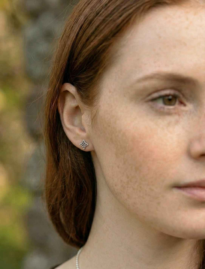 Triquetra von Tara Ohrstecker aus 925 Sterling Silber getragen am Ohr