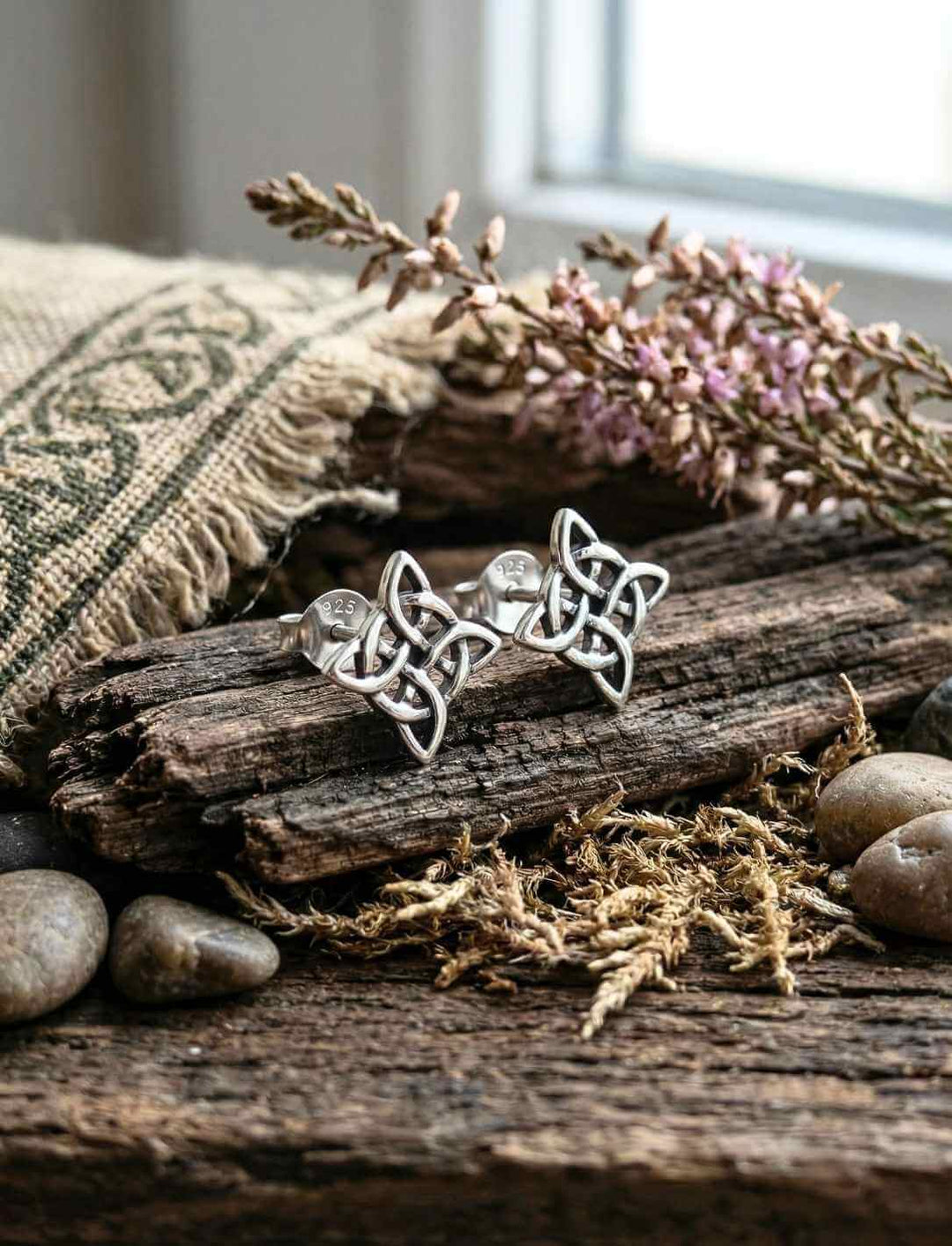 Triquetra von Tara Silber Ohrstecker auf altem Holz mit Heidekraut und keltischem Stoff