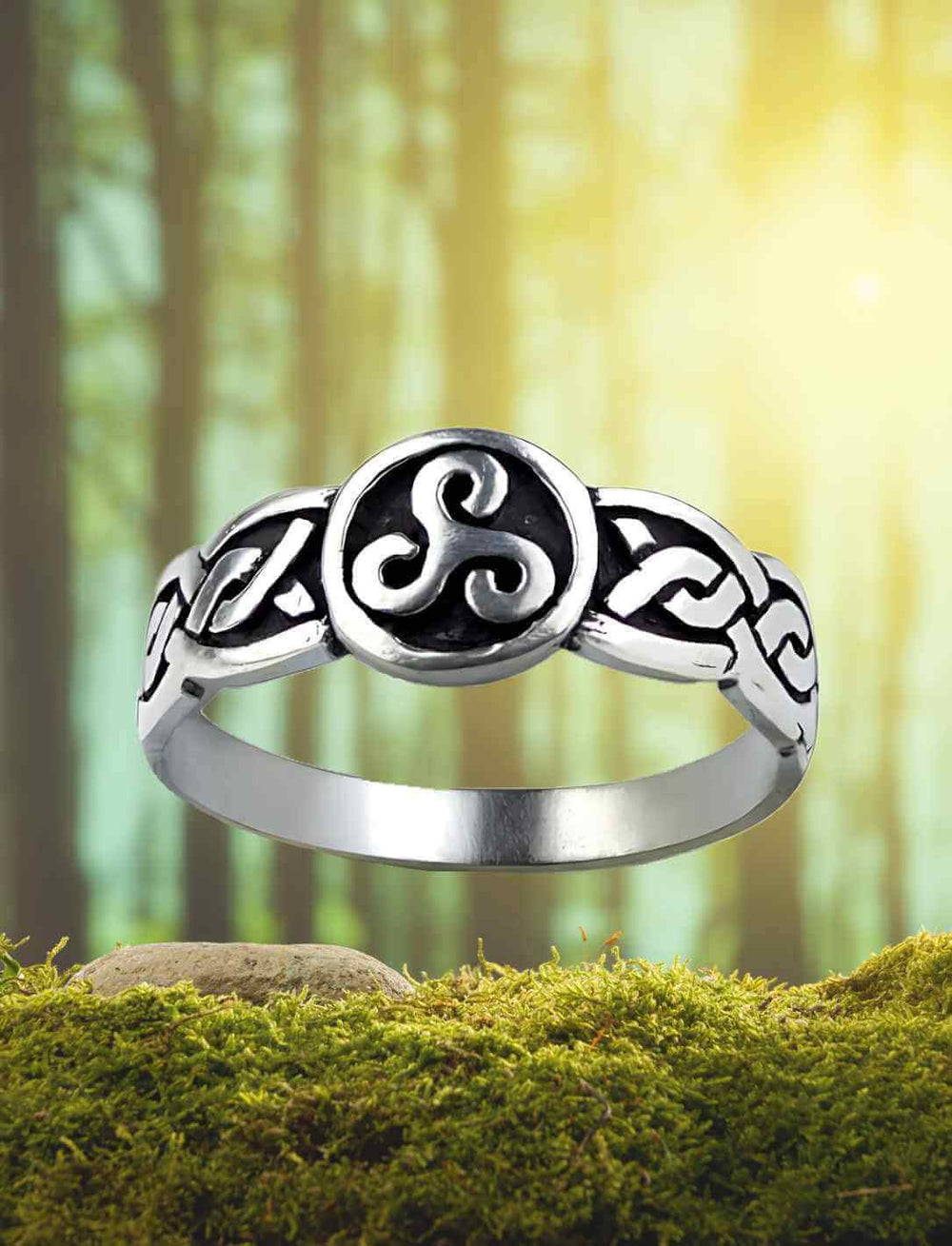 Triskele Ring der Harmonie – stimmungsvolle Darstellung mit Waldhintergrund, inspiriert von keltischer Symbolik und natürlichen Kräften.