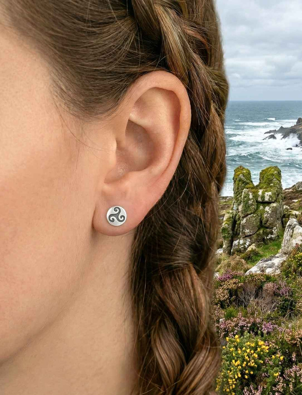Triskele der Drei Wege Ohrstecker aus Silber getragen am Ohr