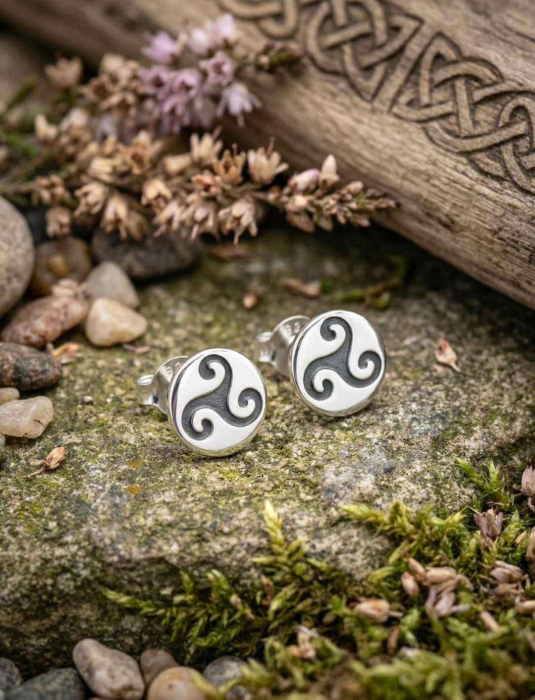 Keltische Triskele Ohrstecker aus 925 Sterling Silber im Naturdetail