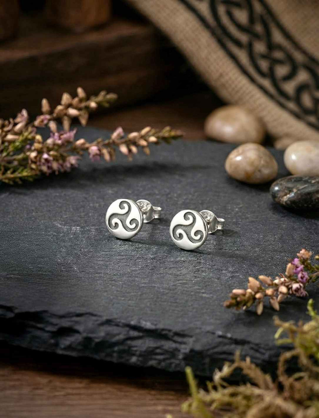 Triskele der Drei Wege Silber Ohrstecker auf Schieferstein in Naturkulisse