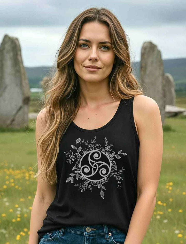 Triskele der ewigen Wandlung – Damen Tank Top in Schwarz, getragen von Frau vor keltischen Steinen – Symbol für Harmonie und Wandel.