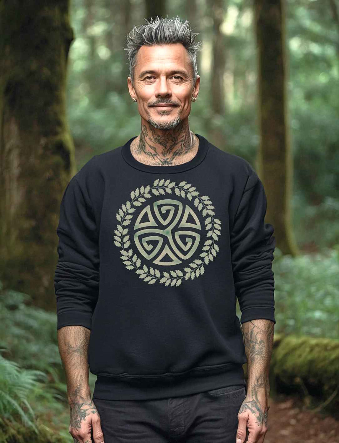 Mann im Wald trägt Triskele des Waldes Oversized Sweatshirt in Schwarz – kraftvolle keltische Symbolik für jede Jahreszeit.