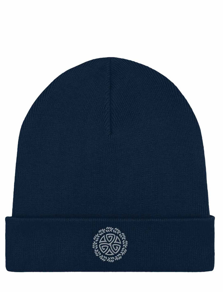 Rib Beanie in French Navy mit keltischer Triskele-Stickerei in Silber, auf weißem Hintergrund.