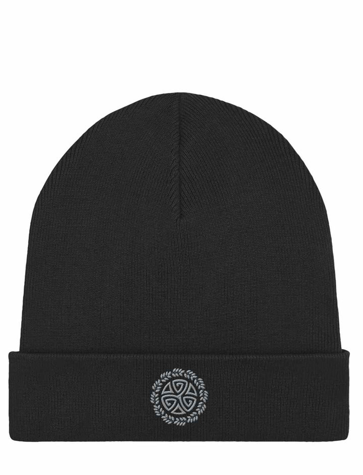 Schwarzes Rib Beanie mit silbernem Triskele-Design, auf weißem Hintergrund