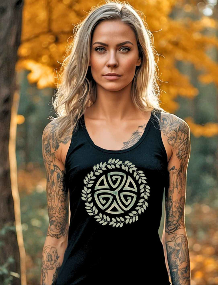 Eine blonde Trau trägt das Organic Damen Tanktop Triskele des Waldes in einem herbstlichen Wald.