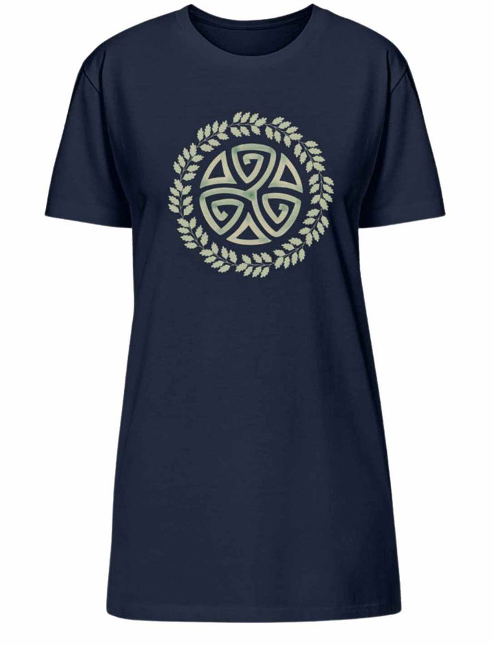 T-Shirt Kleid „Triskele des Waldes“ in Naturfarbe auf weißem Hintergrund – elegantes Design inspiriert von der keltischen Kultur.