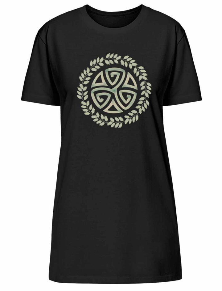 Schwarzes T-Shirt Kleid „Triskele des Waldes“ auf weißem Hintergrund – kraftvolle keltische Symbolik in modernem Design.