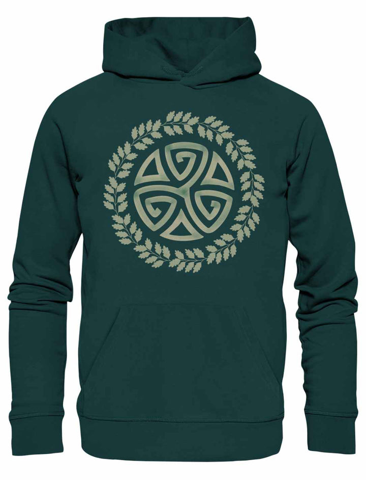 Glazed Green Triskele des Waldes Hoodie mit keltischem Symbol auf weißem Hintergrund.