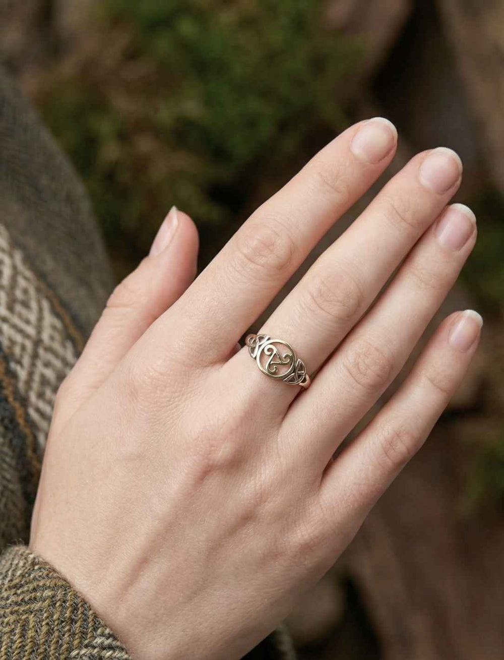 Feiner keltischer Triskele Silberring getragen an der Hand, Symbol für Wandel und Zeit