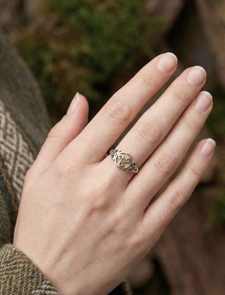 Feiner keltischer Triskele Silberring getragen an der Hand, Symbol für Wandel und Zeit