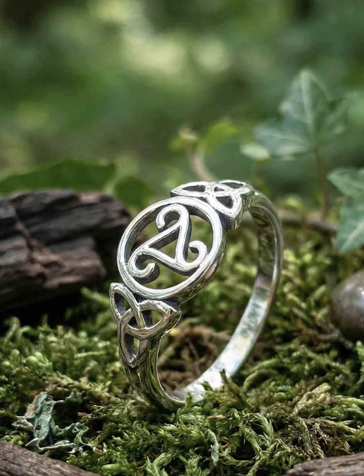 Keltischer Triskele Ring aus Silber mit filigranem keltischem Design im Naturumfeld