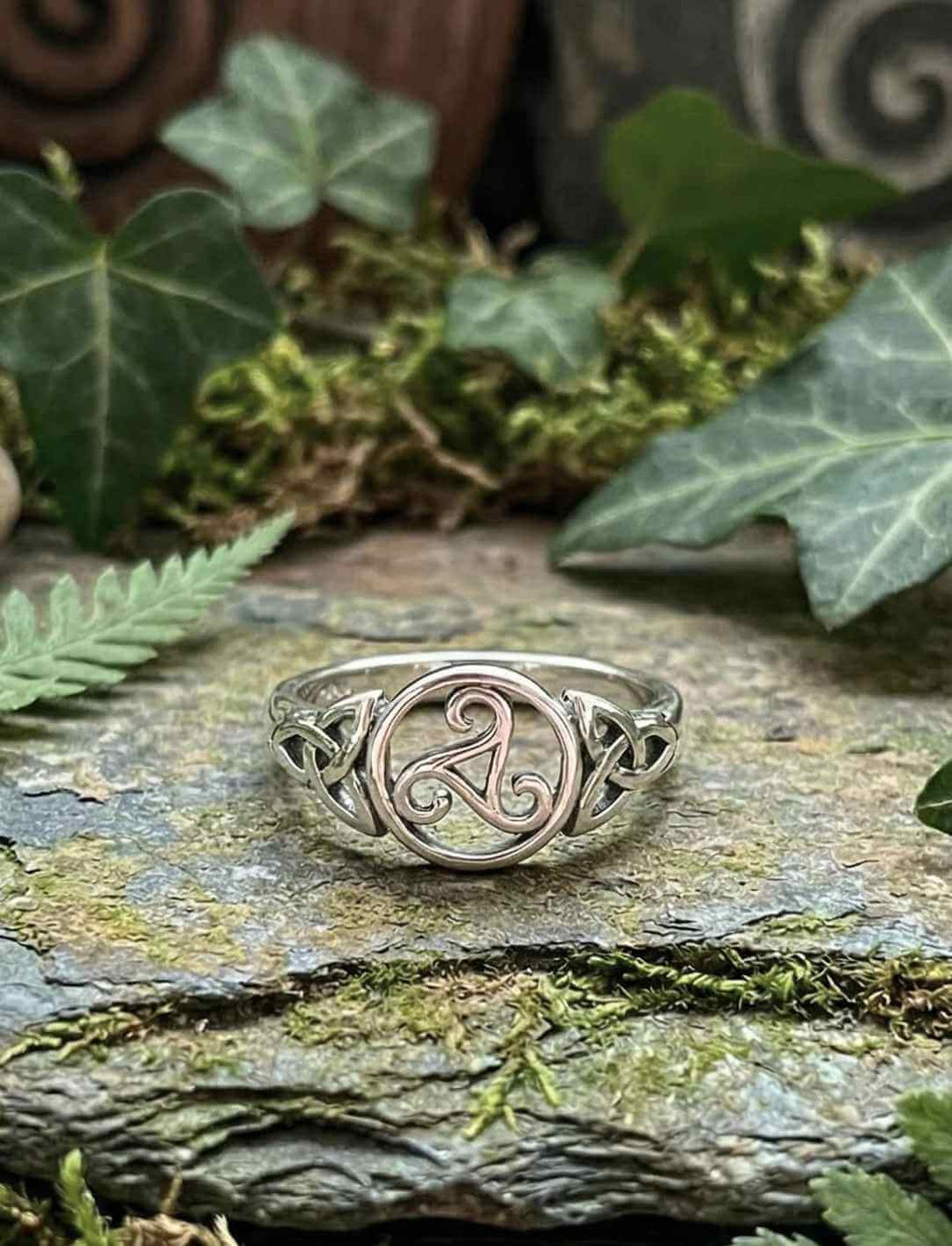 Keltischer Triskele Ring aus 925 Sterling Silber auf Stein und Efeu, inspiriert von Loughcrew