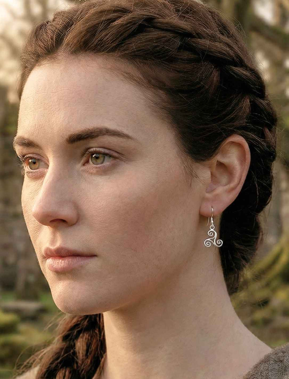 Triskele der stillen Pfade Ohrhänger aus 925 Sterling Silber getragen am Ohr