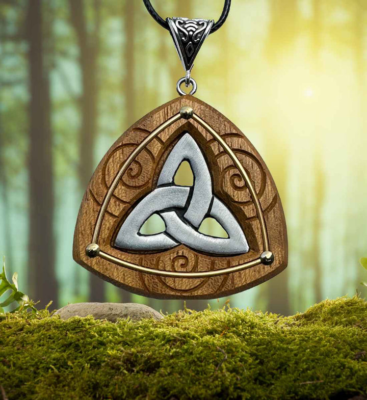 Keltisches Triskele Halskette auf Moos im Wald