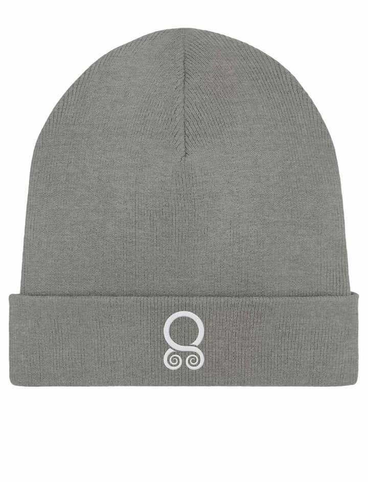 Das Trollbann des Nordens Organic Rib Beanie in Heather Grey, verziert mit dem mystischen Trollkreuz-Symbol, auf weißem Hintergrund präsentiert.