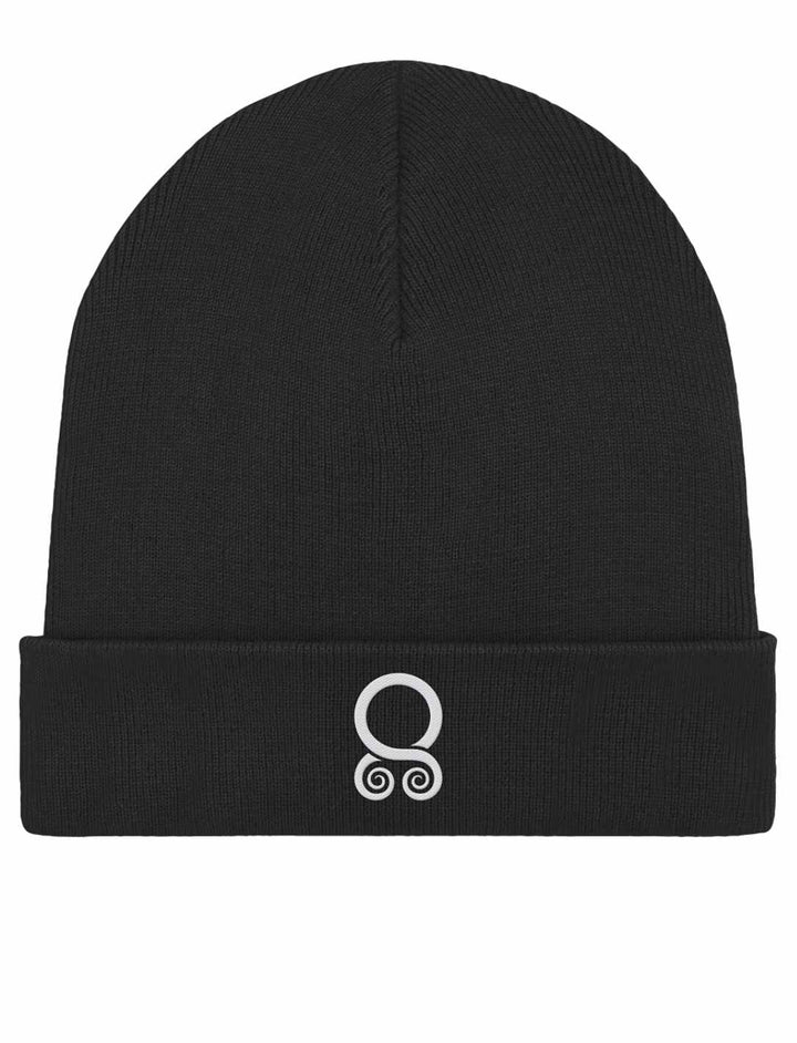 Das Trollbann des Nordens Organic Rib Beanie in Schwarz, mit dem Wikinger-Symbol des Trollkreuzes, fotografiert vor einem weißen Hintergrund.