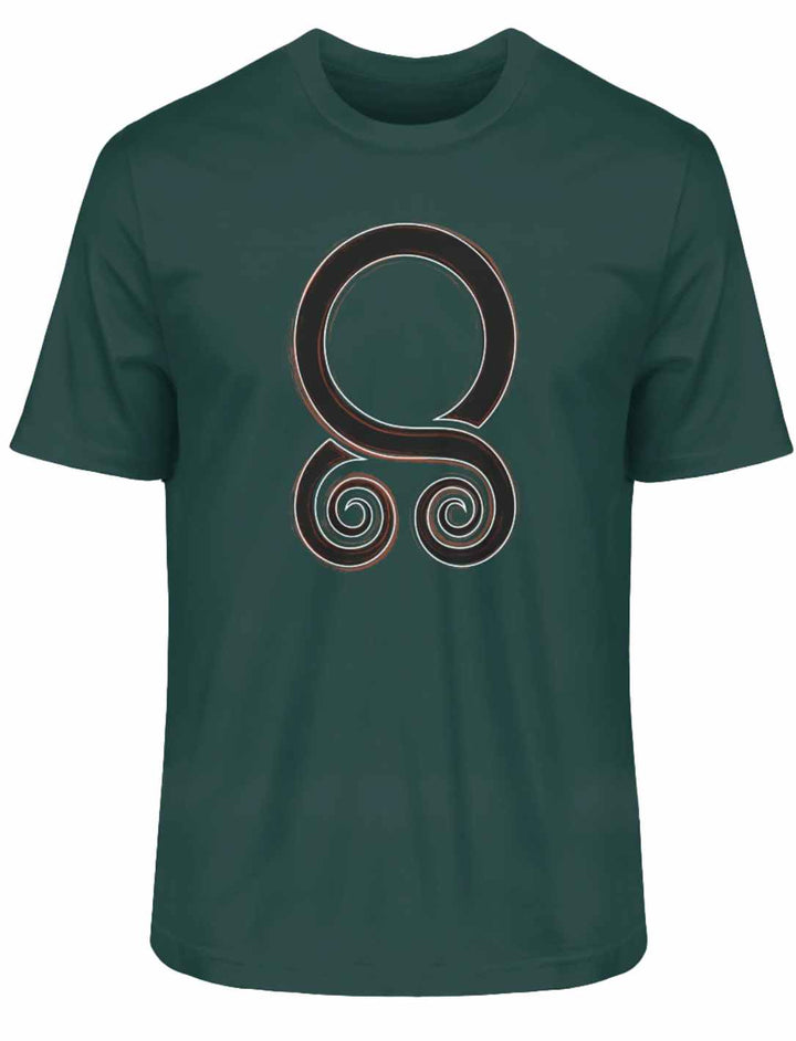 Grünes T-Shirt “Trollbann des Nordens” in der Farbe Glazed Green, verziert mit einem Schutzsymbol aus der nordischen Mythologie, auf weißem Hintergrund fotografiert.