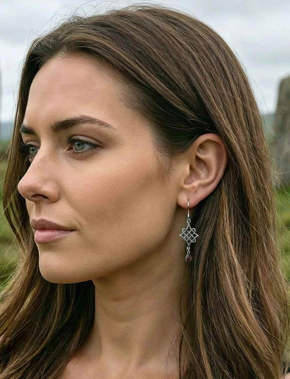 Frau trägt keltische Knotenohrringe aus 925 Sterling Silber mit rotgoldenem Zirkonia