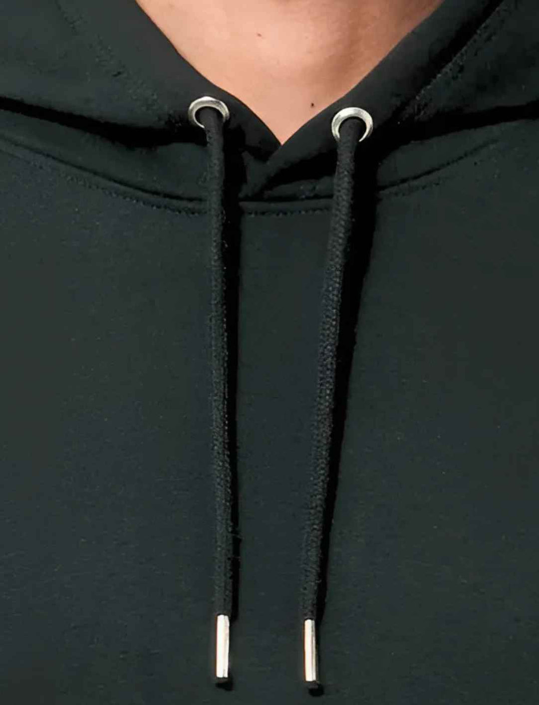 Der Unisex Hoodie in Frontaufnahme. Kordel in Hoodie Farbe mit Metallösen und Metallabschlüssen.