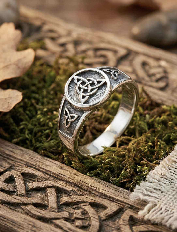 Keltischer Triquetra Ring aus Silber mit Knotenmotiv, Detailaufnahme im Naturumfeld