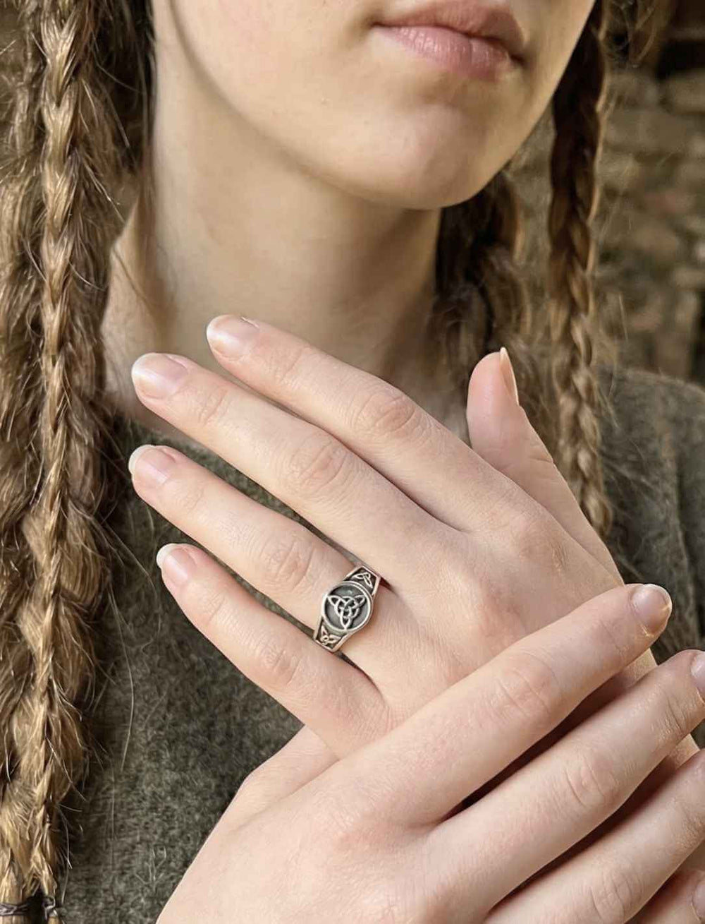 Feiner keltischer Triquetra Silberring getragen an der Hand, ruhiges weibliches Design