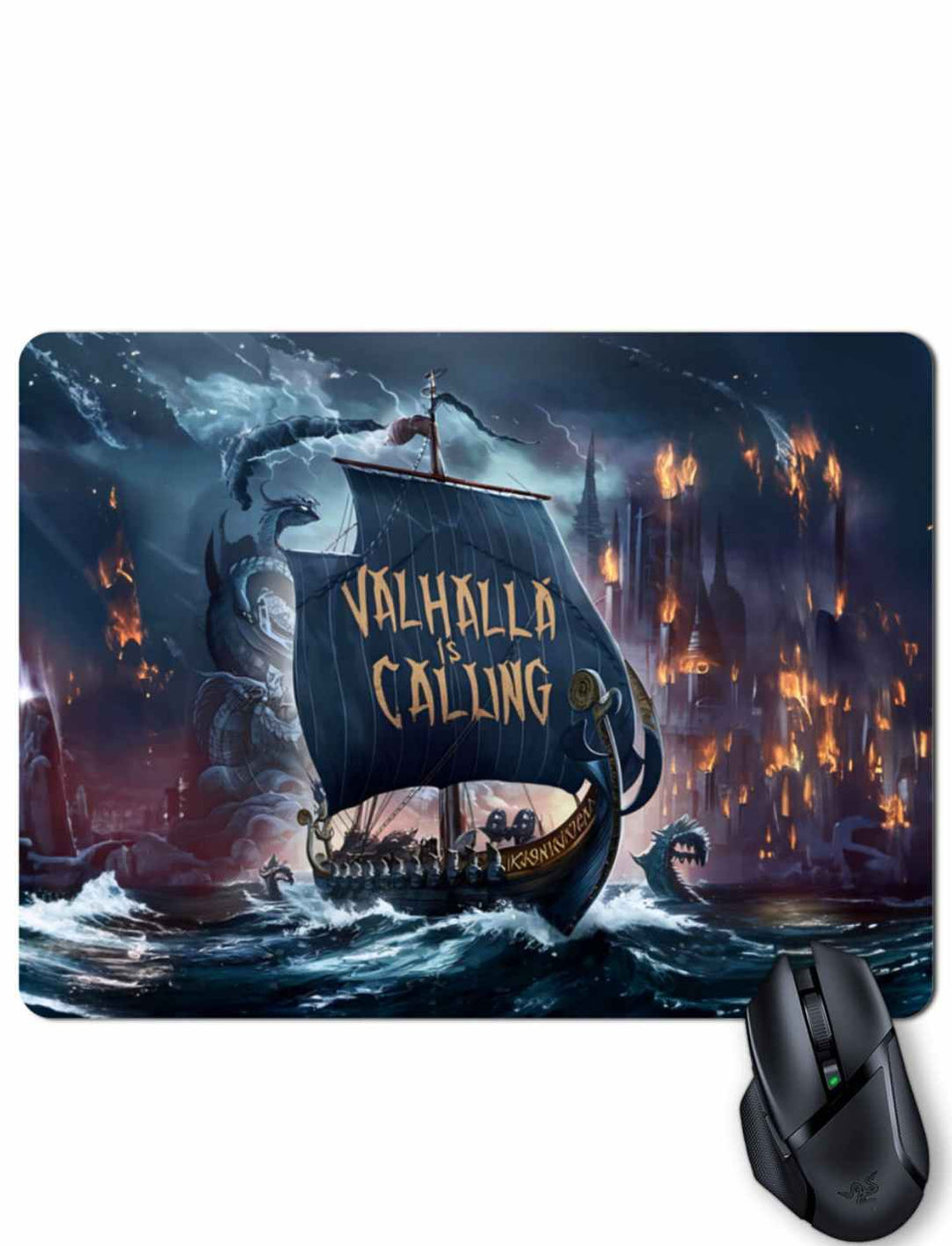 Dramatisches 'Valhalla is Calling' Gaming-Mousepad mit einem Wikingerschiff und Flammen – ein Artefakt, das jedem Gamer die Essenz nordischer Mythen auf den Schreibtisch bringt.