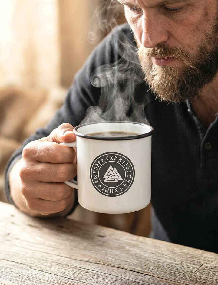 Mann trinkt Kaffee aus weißer Valknut Emaille Tasse mit Odins Zeichen, nordisches Wikinger Design