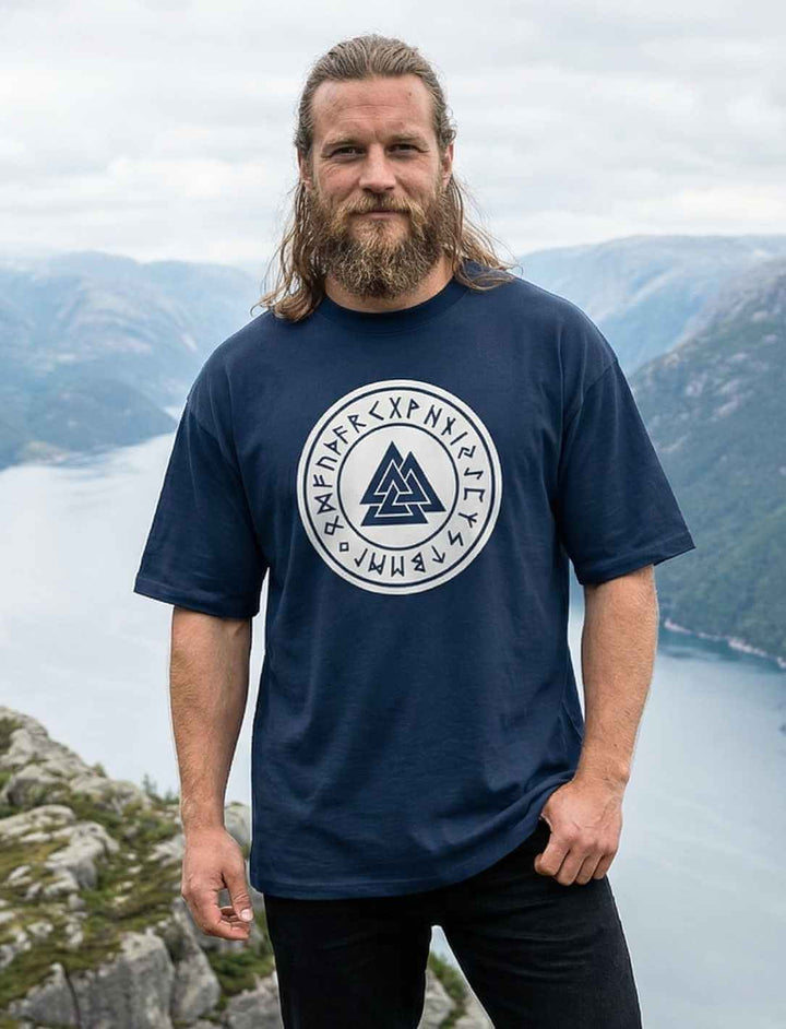 Mann trägt navyfarbenes Oversized Valknut Shirt mit nordischem Symbol vor Fjord