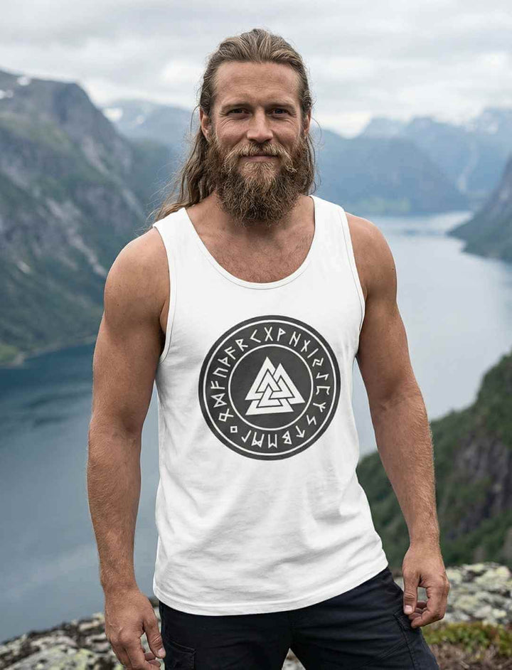 Mann mit weißem Valknut Tank Top mit Odins Zeichen und Runensiegel – nordisches Muskelshirt im Long Fit am Fjord