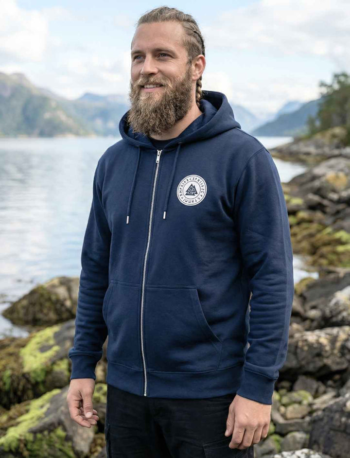 Valknut Zip Hoodie in French Navy, getragen am Wasser, nordisches Odins Zeichen mit Runenring.