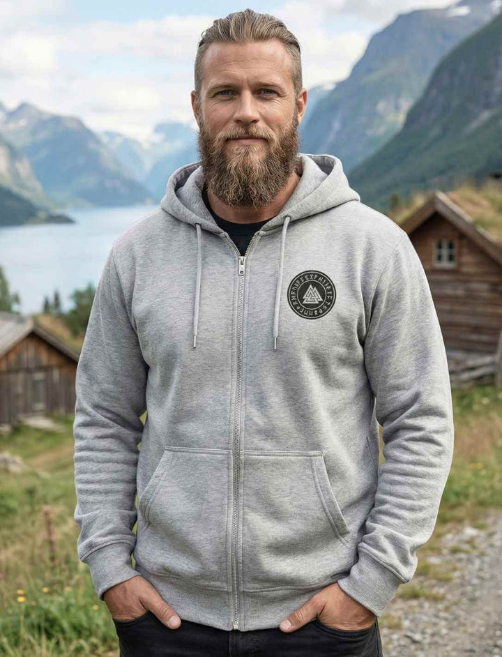 Heather Grey Valknut Zip Hoodie, getragen im nordischen Bergpanorama, Runensiegel mit Valknut Symbol.