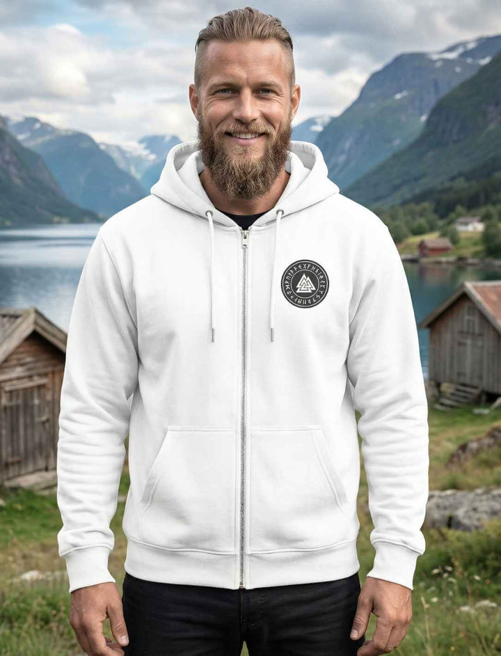 Weißer Valknut Zipper Hoodie, getragen im nordischen Bergdorf, Odin Symbol mit Runenkreis auf der Brust.