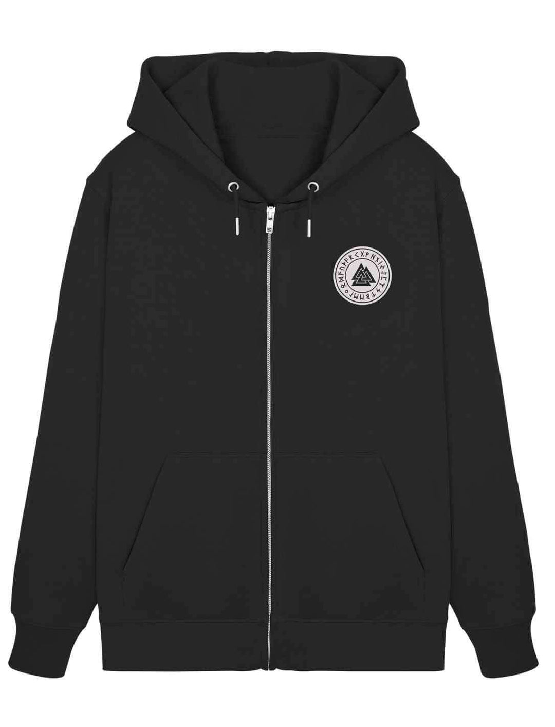 Valknut Zip Hoodie in Schwarz, getragen von Model am Fjord, nordisches Runensiegel auf der Brust, Kapuzenpullover mit Reißverschluss inspiriert von Odin.